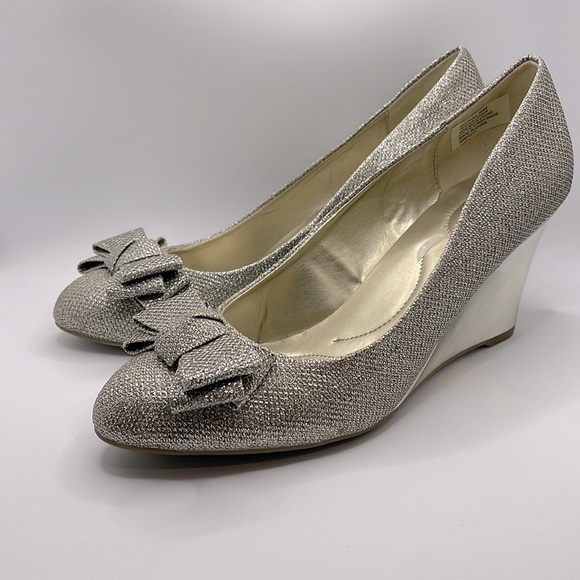 Bandolino Shoes - Bandolino pewter glittery bow wedge women’s shoes size 8.5m